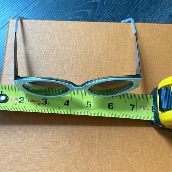 Mossimo Stingray 100% UV White Frame Sunglasses - Picture 7 of 9